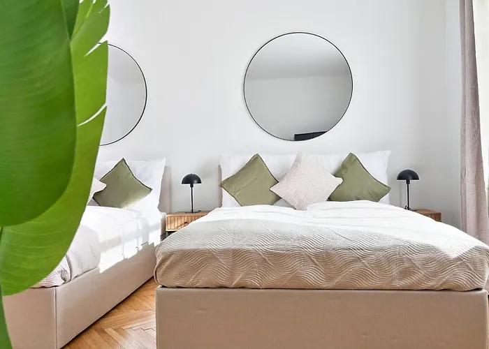 Bright - 3Br - Fast Wifi - At Bus And Tram Station