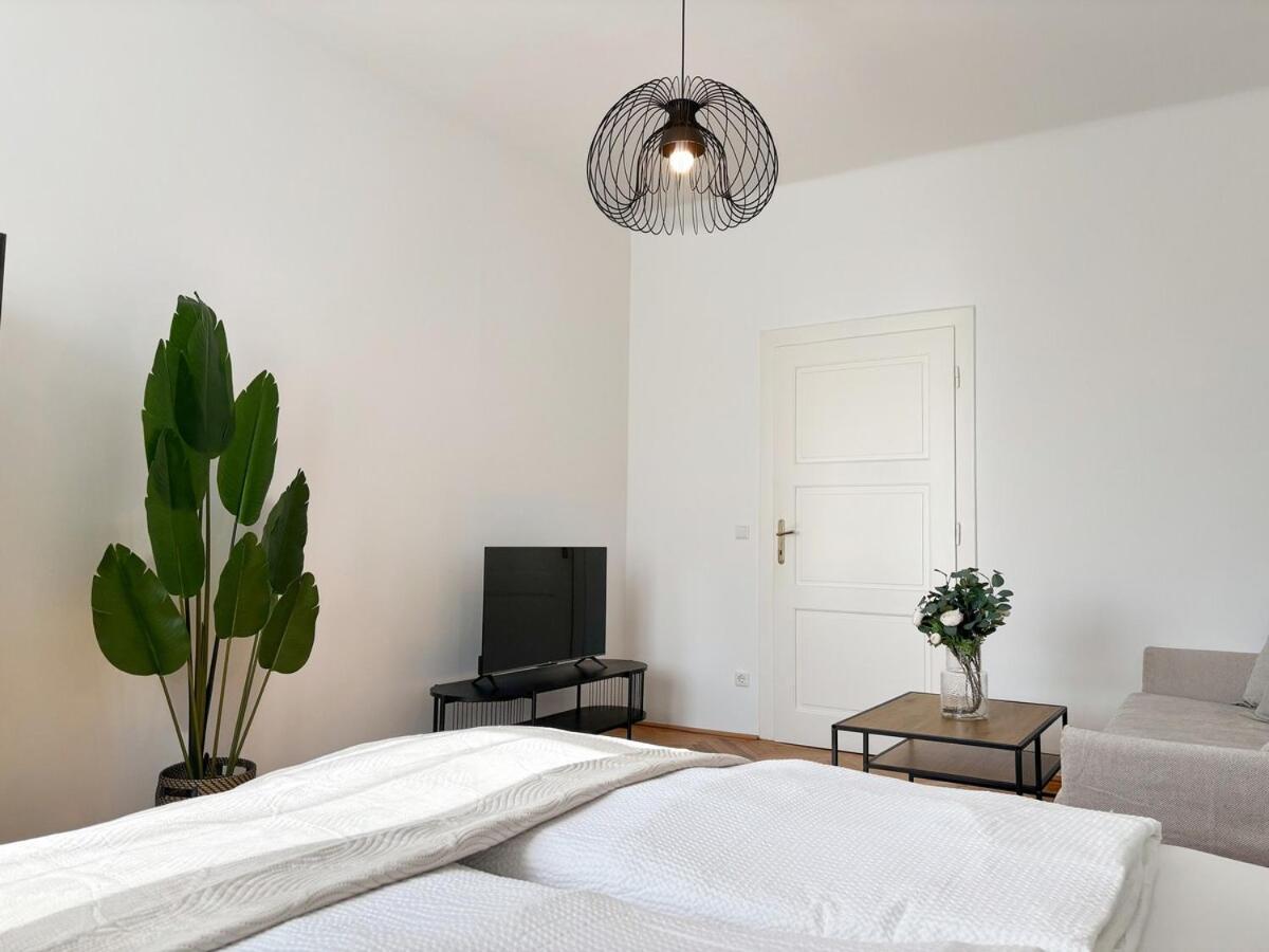 Bright - 3br - Fast Wifi - At Bus And Tram Station Apartamento